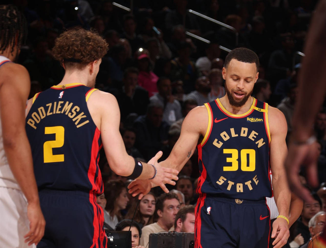 包含勇士队再次击败对手，保持不败纪录的词条