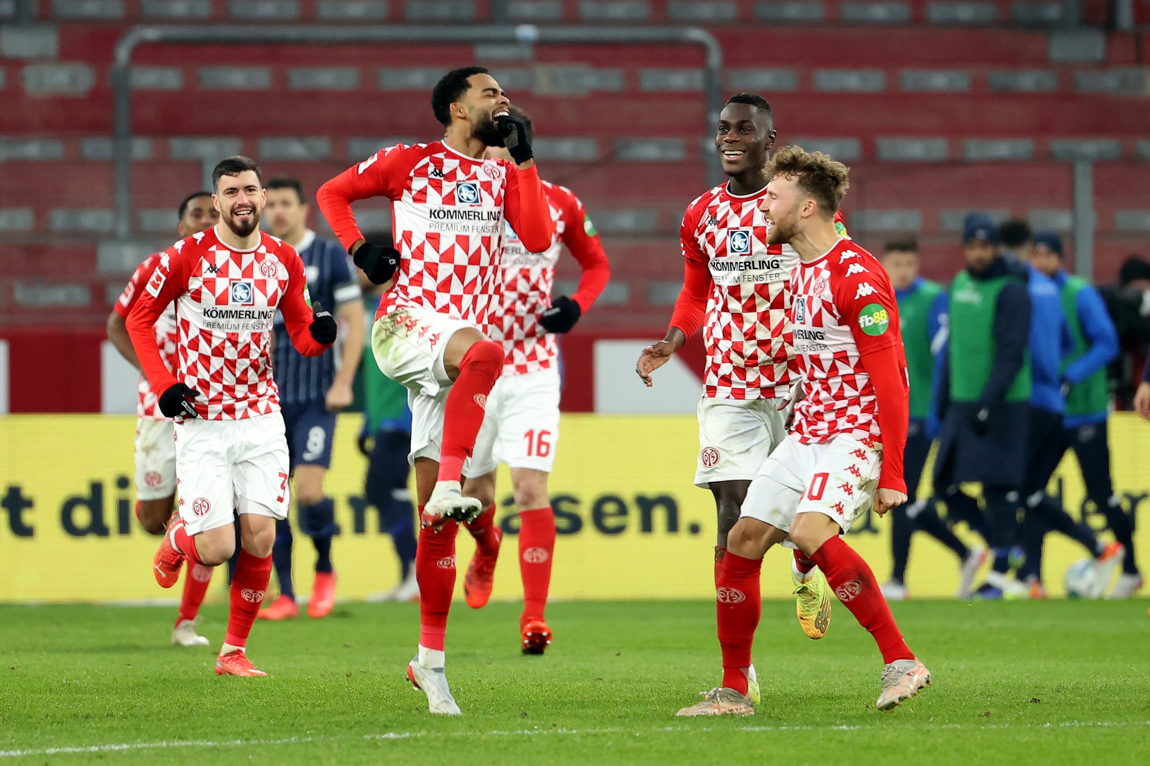 拜仁慕尼黑客场完胜法兰克福,领跑德甲的简单介绍 拜仁慕尼黑客场完胜法兰克福,领跑德甲的简单介绍