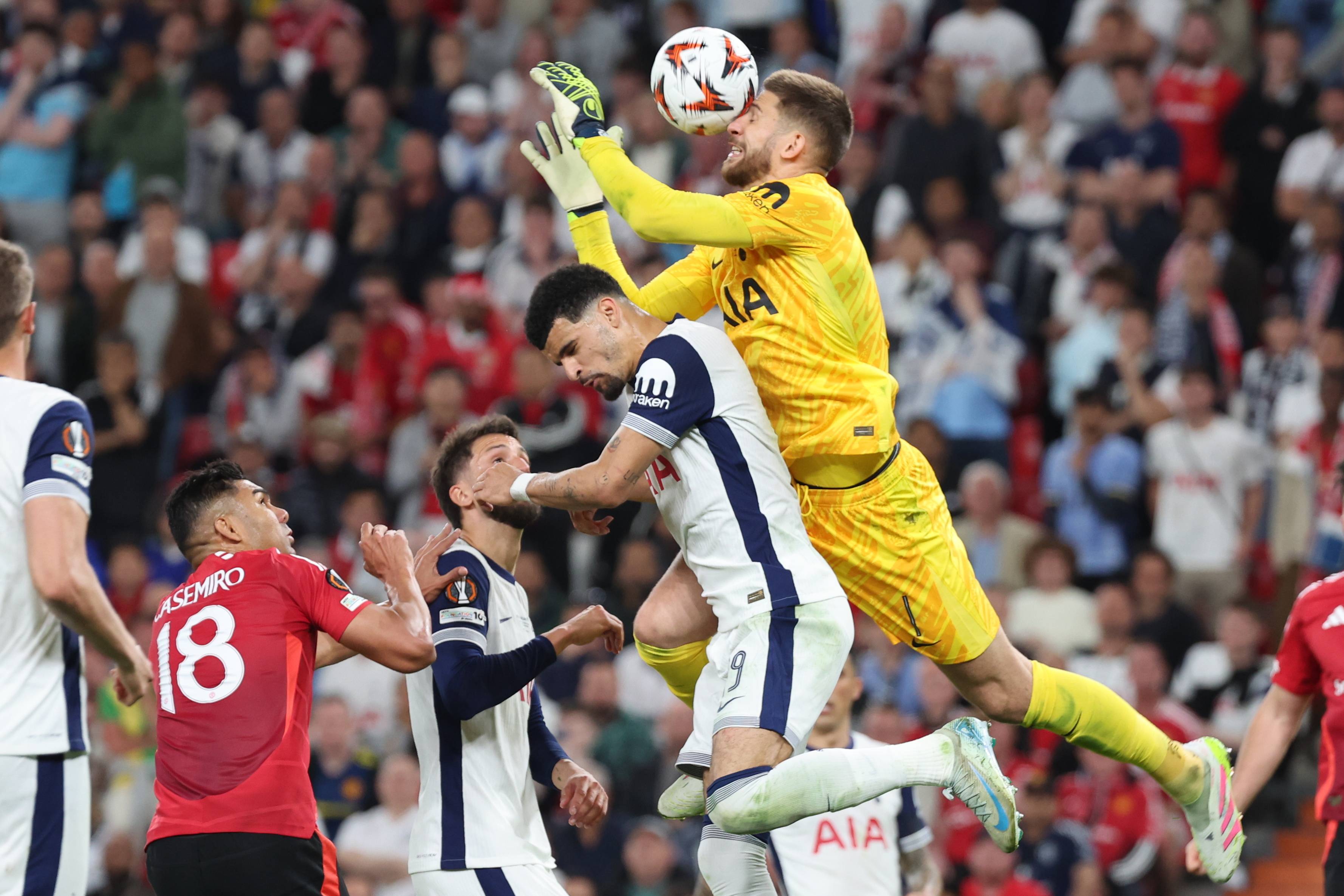 曼城主场力克瓦尔，欧冠资格赛小组领跑