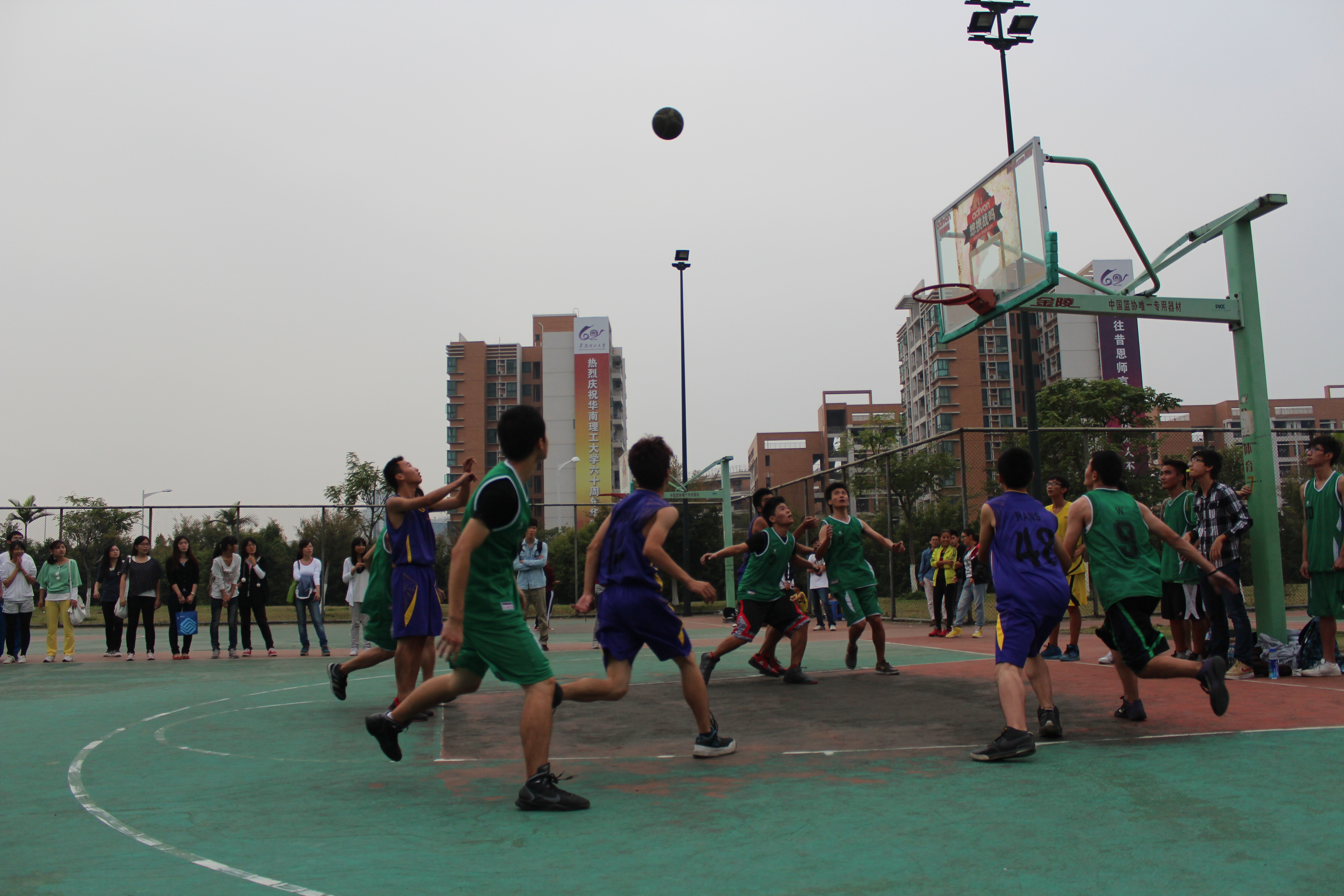 挑战极限！篮球赛场上激烈碰撞