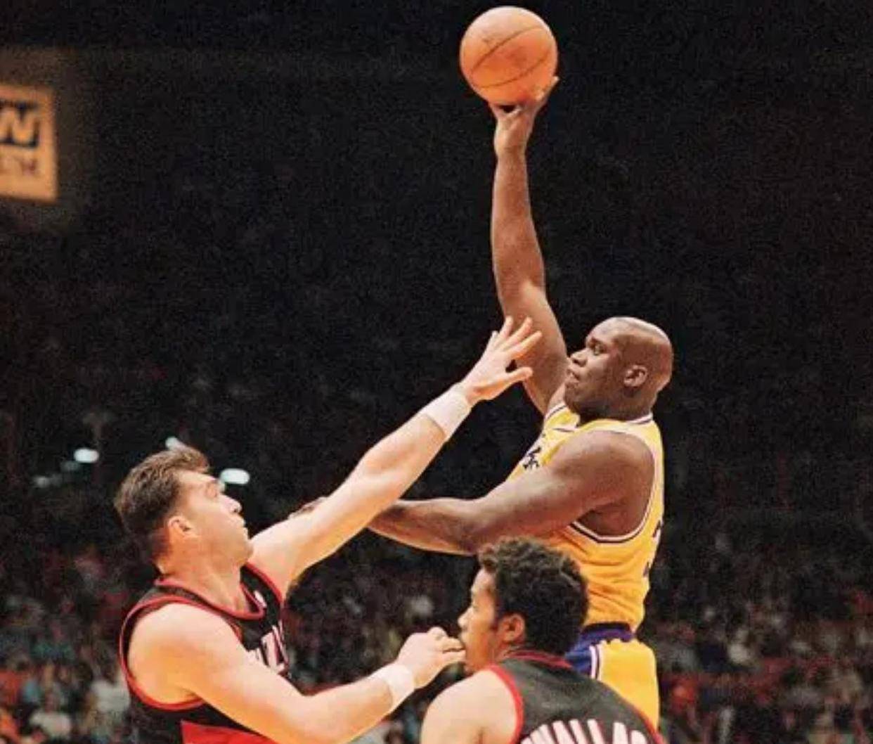 湖人横扫爵士，挺进西部决赛争夺冠军奖杯的简单介绍