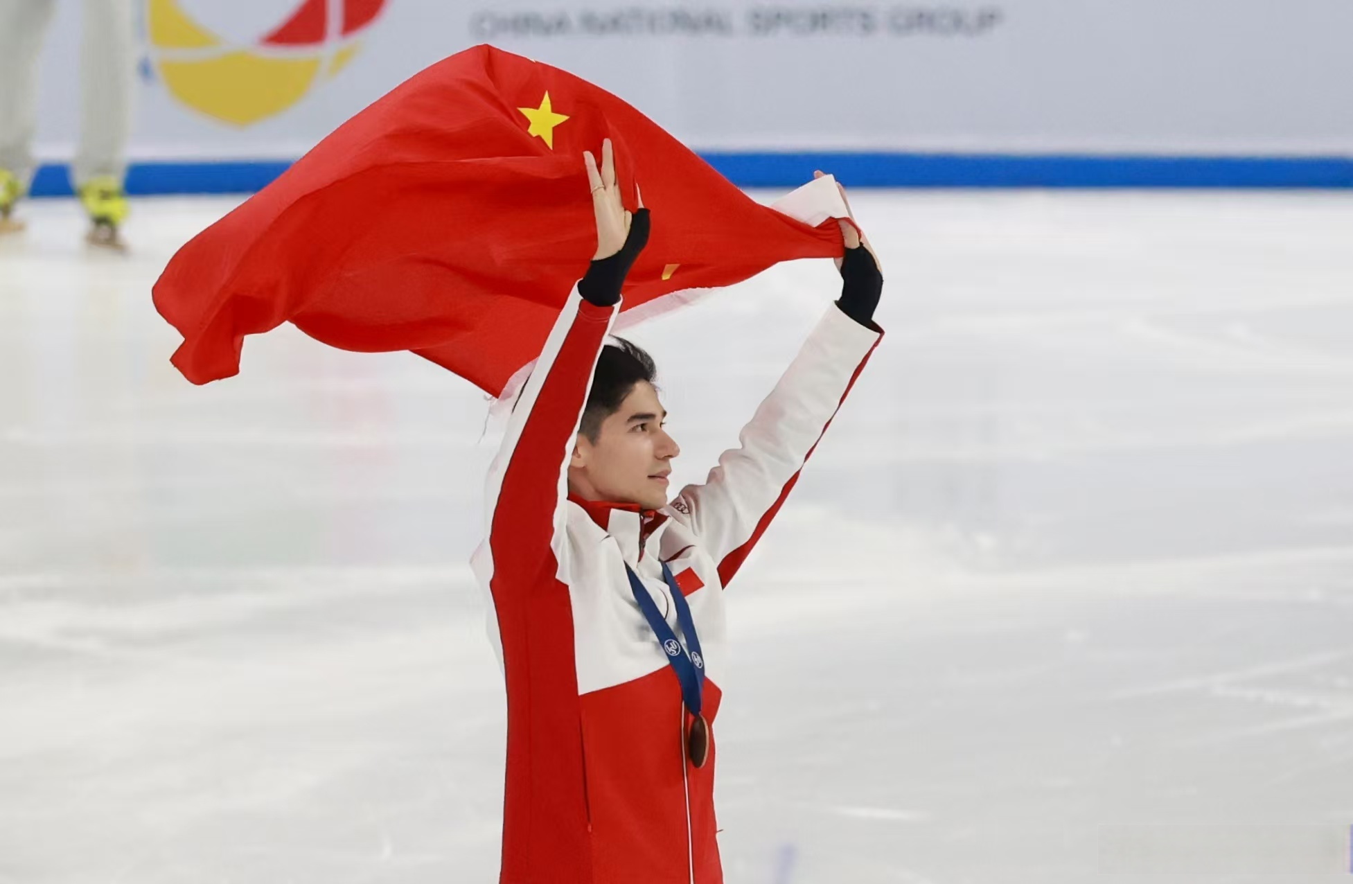 包含加拿大选手成功晋级短道速滑比赛决赛的词条