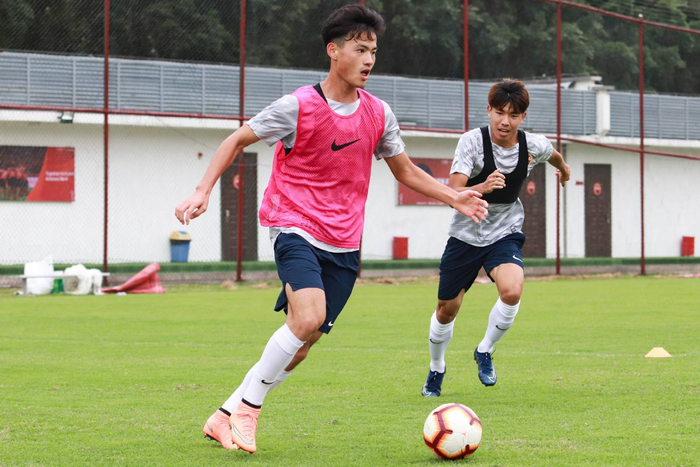 包含深圳佳兆业队员表现出色，备战即将到来的比赛的词条