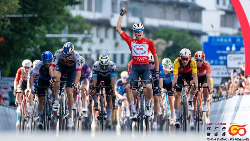 自行车选手速度飞快,一路领先冲刺终点的简单介绍 自行车选手速度飞快,一路领先冲刺终点的简单介绍