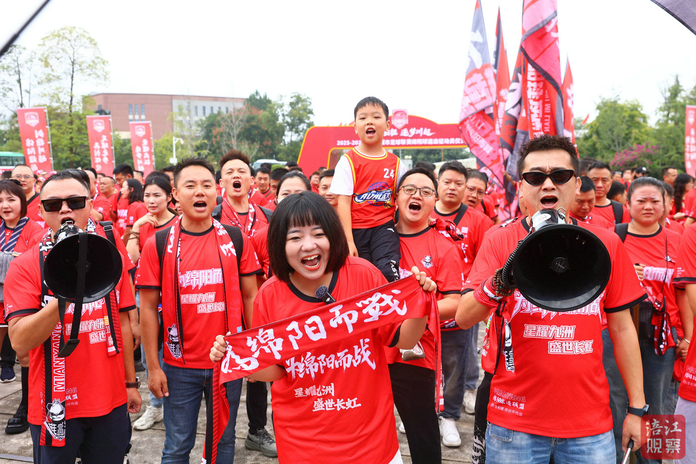 赛场气氛火爆，球迷争相挥动支持旗帜