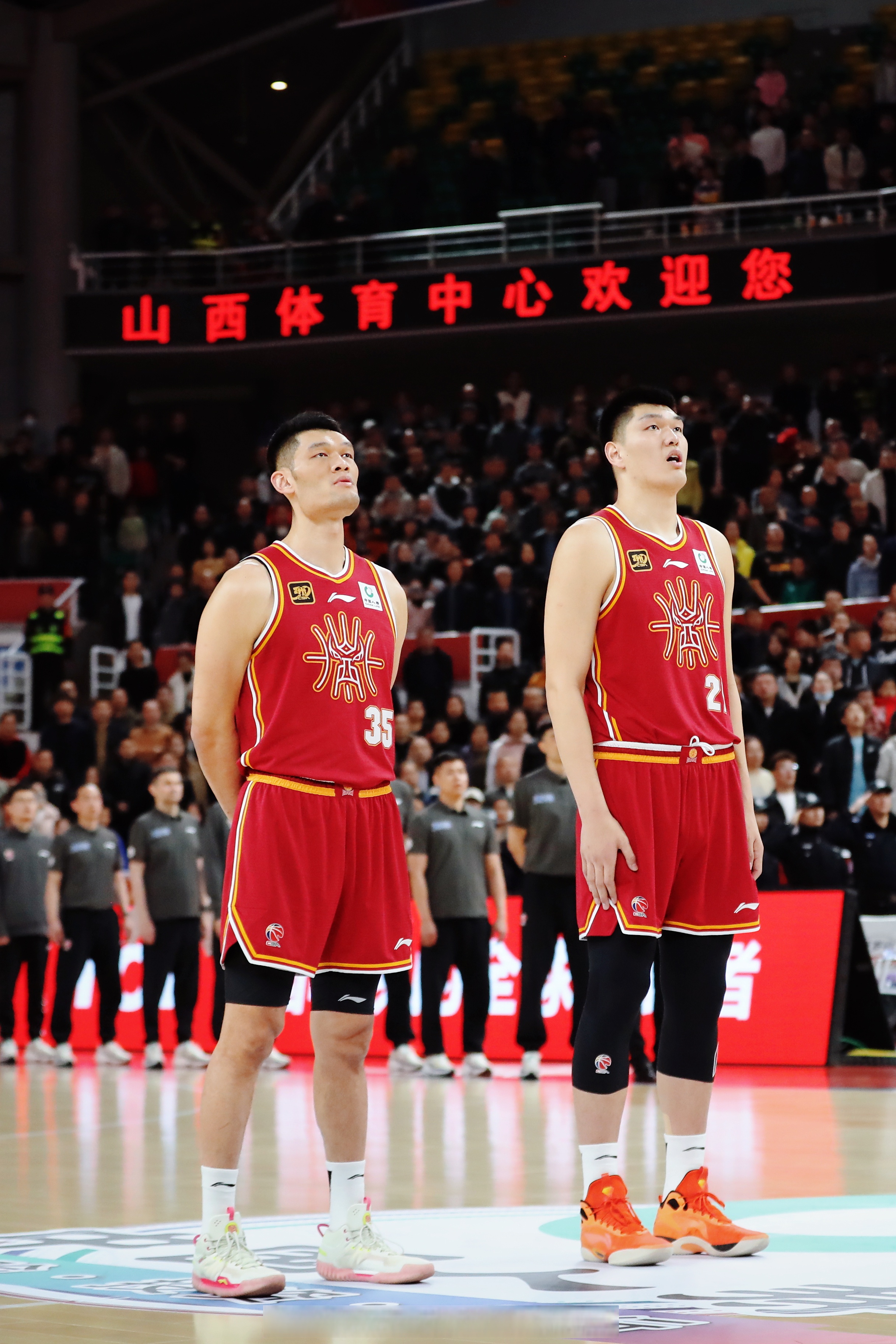 包含赛季揭幕，篮球盛宴即将打响，球迷聚精会神的词条