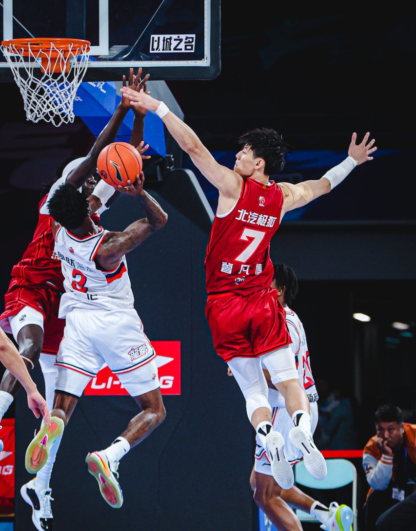 包含赛季揭幕，篮球盛宴即将打响，球迷聚精会神的词条