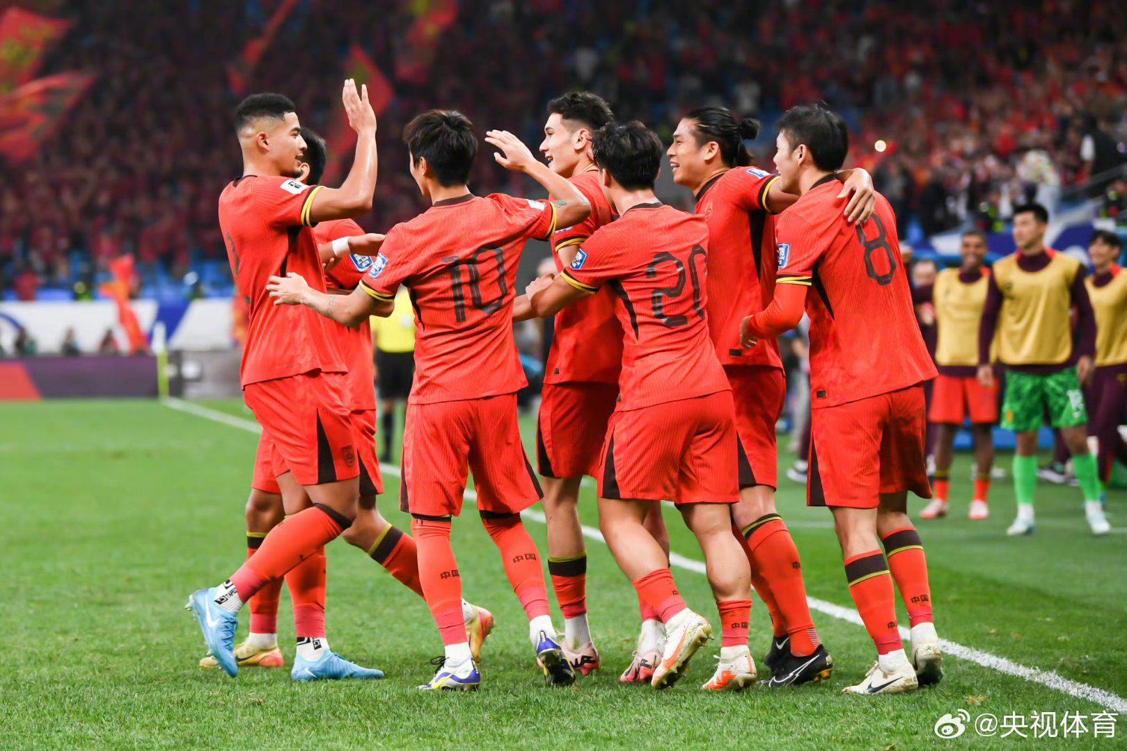 精彩足球比赛收获满满掌声，球迷欣喜若狂的简单介绍