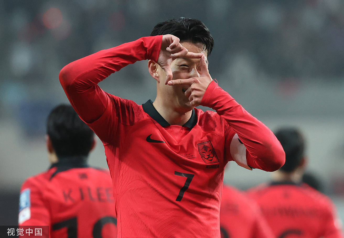 韩国队完胜中国队，黄鸭组合点燃赛场