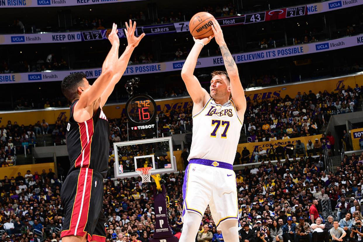 关于尼克斯险胜热火，东契奇高光表现的信息