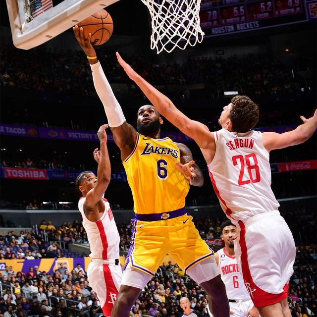 包含火箭完胜福建队，詹姆斯刷新纪录的词条