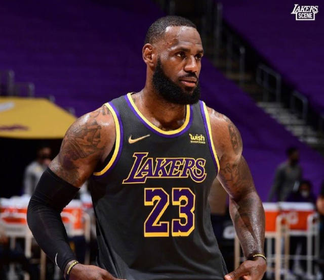 包含火箭完胜福建队，詹姆斯刷新纪录的词条