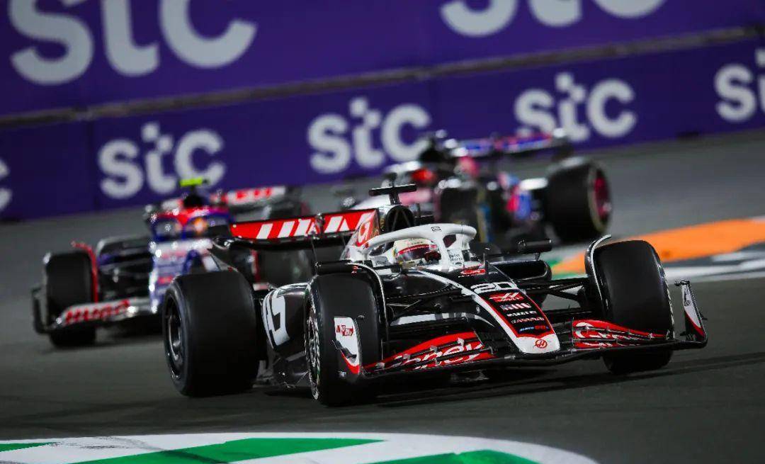 阿斯顿马丁逆转哈斯车队，皮亚斯特里统治全场